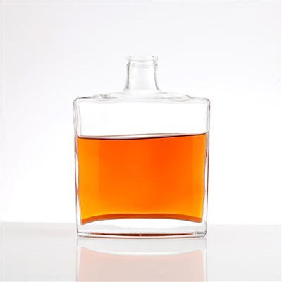 700 মিলি অ্যালকোহল বোতল এবং গ্লাস